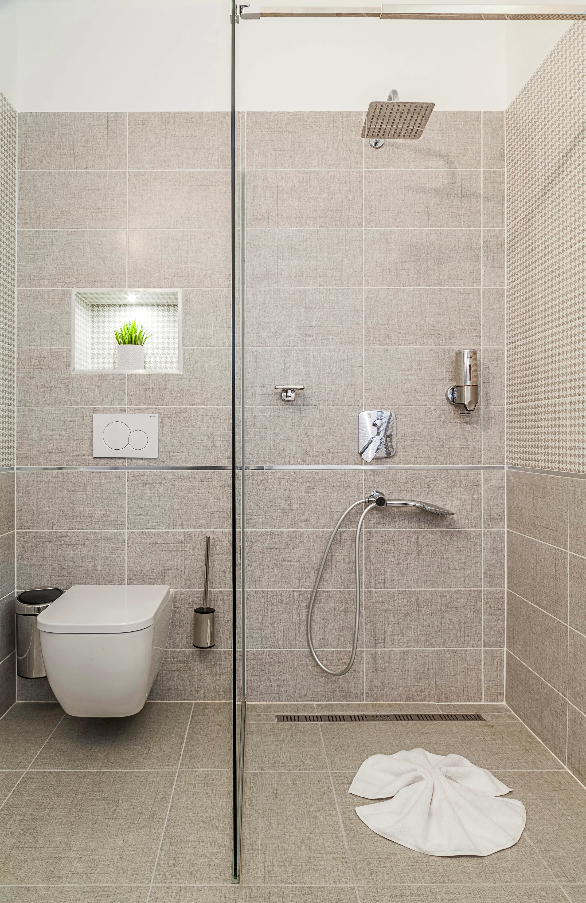Fürdőszobai zuhanyzó- és mosdórészlet világos burkolatokkal